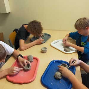 Uczniowie podczas warsztatów ceramicznych