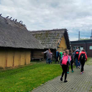 Uczniowie zwiedzają Skansen Archeologiczny "Karpacka Troja" w Trzcinicy