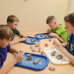 Uczniowie podczas zajęć ceramicznych