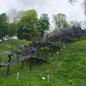 Uczniowie zwiedzają Skansen Archeologiczny "Karpacka Troja" w Trzcinicy