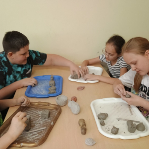 Uczniowie podczas zajęć ceramicznych
