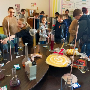Uczniowie z klas 4, 6a i 6b podczas zajęć w Muzeum Lizaka w Jaśle