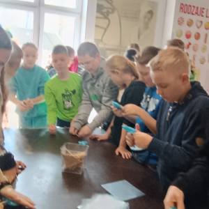 Uczniowie podczas zajęć w Muzeum Lizaka w Jaśle