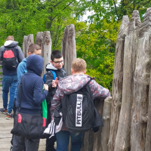 Uczniowie zwiedzają Skansen Archeologiczny "Karpacka Troja" w Trzcinicy