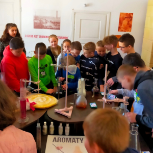 Uczniowie z klas 4, 6a i 6b podczas zajęć w Muzeum Lizaka w Jaśle