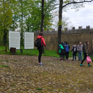 Uczniowie zwiedzają Skansen Archeologiczny "Karpacka Troja" w Trzcinicy