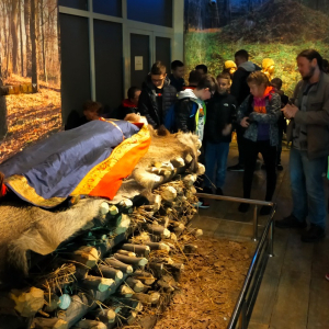 Uczniowie zwiedzają Skansen Archeologiczny "Karpacka Troja" w Trzcinicy