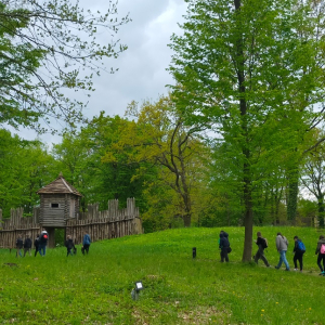 Uczniowie zwiedzają Skansen Archeologiczny "Karpacka Troja" w Trzcinicy