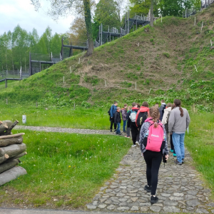 Uczniowie zwiedzają Skansen Archeologiczny "Karpacka Troja" w Trzcinicy