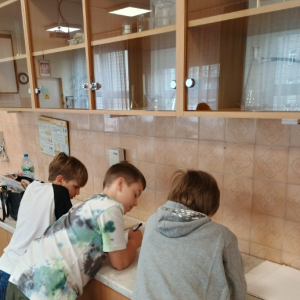 Uczniowie podczas lekcji matematyki z kodami QR