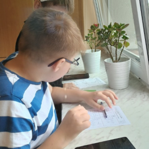 Uczeń podczas lekcji matematyki z kodami QR