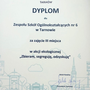 Dyplom dla szkoły za zajęcie III miejsca w akcji ekologicznej pod hasłem "Zbieram, segreguję i odzyskuję"