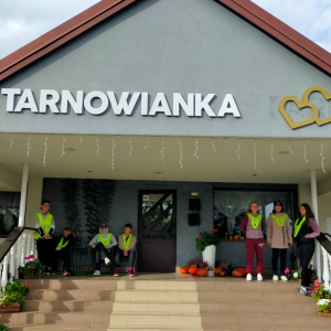 Klasa 7b przed wejściem do Domu Weselnego "Tarnowianka"