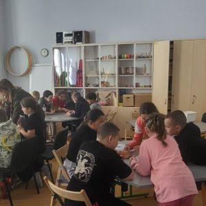 Klasa 4a na zajęciach w Bibliotece Pedagogicznej - uczniowie tworzą lapbook