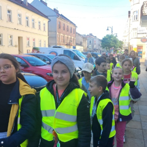 Klasa 4a idzie w kamizelkach odblaskowych na zajęcia do Biblioteki Pedagogicznej