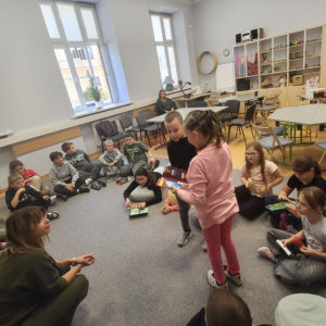 Klasa 4a na zajęciach w Bibliotece Pedagogicznej