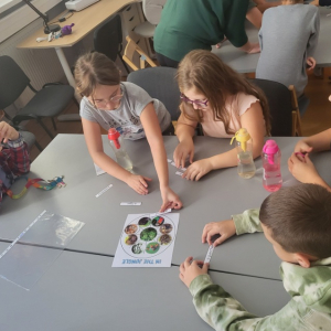 Klasa 4a na zajęciach w Bibliotece Pedagogicznej - uczniowie tworzą lapbook