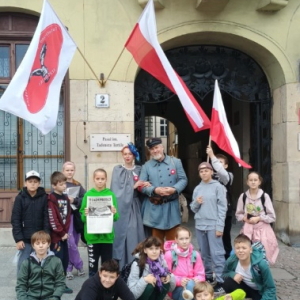 Uczniowie z klasy 5a podczas gry terenowej