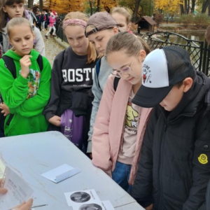 Uczniowie z klasy 5a podczas gry terenowej