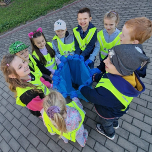 Uczniowe z klas pierwszych i drugiej podczas akcji "Sprzątanie Świata"