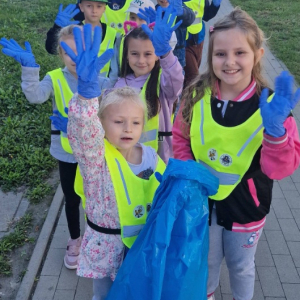 Uczniowe z klas pierwszych i drugiej podczas akcji "Sprzątanie Świata"