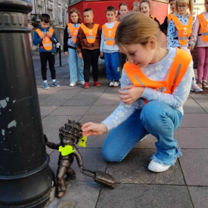 Uczniowie z klasy 3 ozdabiają odblaskami TARNOWSKIE MASZKARONY