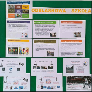 Odblaskowa gazetka na korytarzu głównym