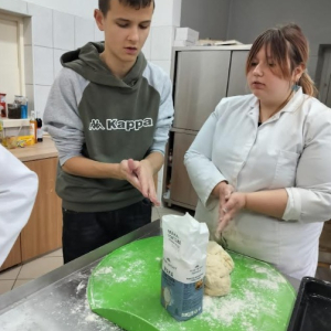 Klasa 1 LO na warsztatach kulinarnych w ZSN w Tarnowie