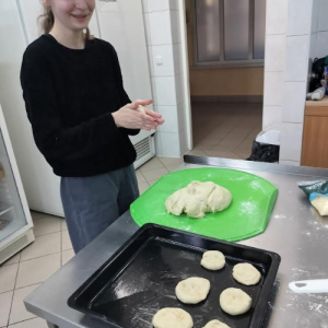 Klasa 1 LO na warsztatach kulinarnych w ZSN w Tarnowie