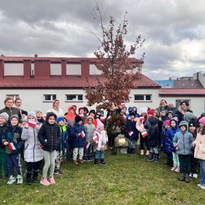 Uczniowie z klas 1-3 z Dyrekcją i wychowawcami pod Dębem Pamięci Stefana Syrka