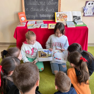 Ulubione lektury z dzieciństwa naszych nauczycieli - wystawa w klasie 2SP