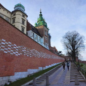 Klasa 1 LO na wycieczce do Krakowa - uczniowie idą na Wawel