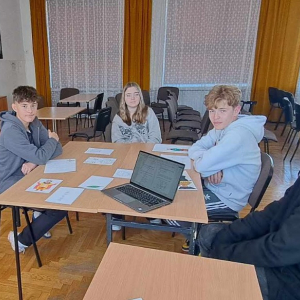 Uczniowie wykonują rysunki do zadań