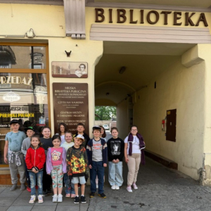 Uczniowie z klasy 2 SP25 przed biblioteką