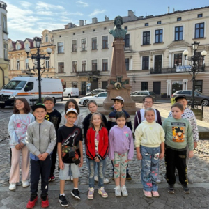 Uczniowie z klasy 2 SP25 przed pomnikiem Adama Mickiewicza w Tarnowie