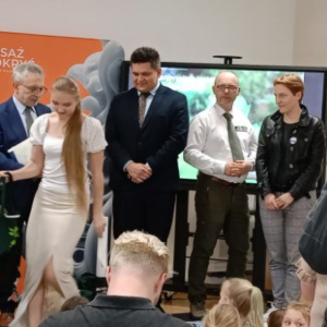 Wręczenie nagrody dla XX LO za zajęcie I miejsca w konkursie "Zaprośmy ptaki do Tarnowa"