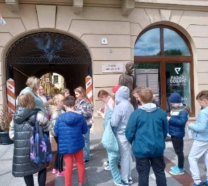 Klasa trzecia podczas gry terenowej Tajemnica starego Tarnowa