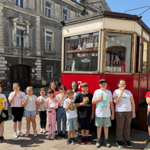 Dzień Dziecka w klasie drugiej - dzieci na lodach