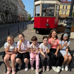 Dzień Dziecka w klasie drugiej - dzieci na lodach