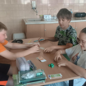 Uczniowie z klasy 5 podczas gry matematycznej "Trzy widoki"