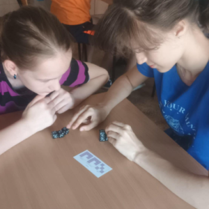 Uczniowie z klasy 5 podczas gry matematycznej "Trzy widoki"