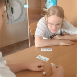 Uczniowie z klasy 5 podczas gry matematycznej "Trzy widoki "