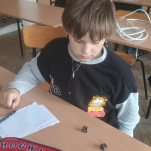 Uczniowie z klasy 5 podczas "wojny na liczby całkowite"