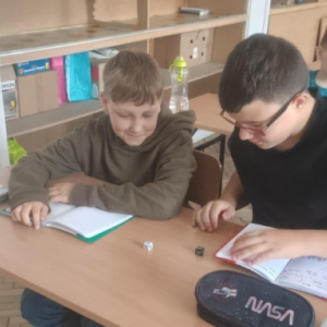 Uczniowie z klasy 5 podczas "wojny na liczby całkowite"