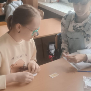 Uczniowie z klasy 5 podczas "wojny na liczby całkowite"