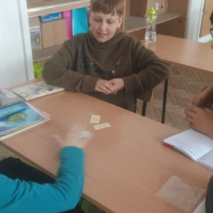 Uczniowie z klasy 5 podczas "wojny na liczby całkowite"