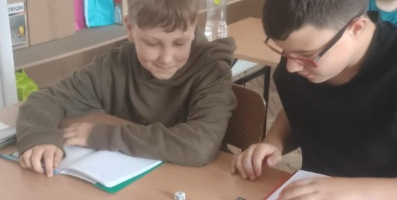 Uczniowie klasy piątej grali w "wojnę na liczby całkowite"