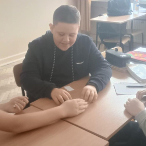 Uczniowie z klasy 5 podczas "wojny na liczby całkowite"