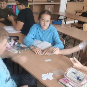 Uczniowie z klasy 5 podczas "wojny na liczby całkowite"
