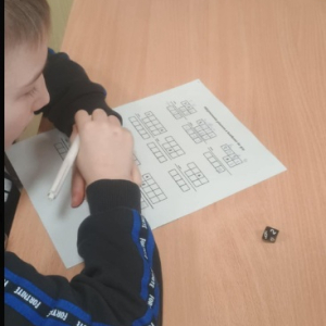 Uczniowie z klasy 4a podczas lekcji w ramach innowacji "Matematyka w kostkę"